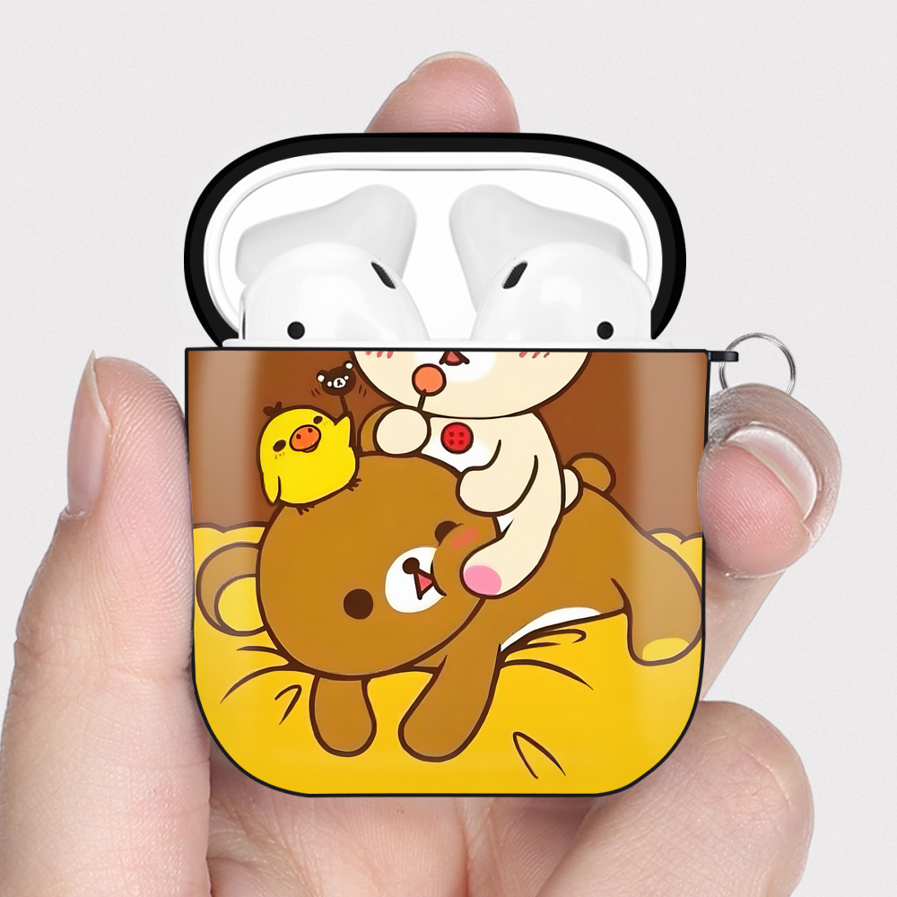（画像用） リラックマ リラックマ キイロイトリ Rilakkuma Korilakkuma Kiiroitori AirPods 第2世代保護ケース ハードシェル ブラック 耐衝撃・防指紋・カラビナ付き