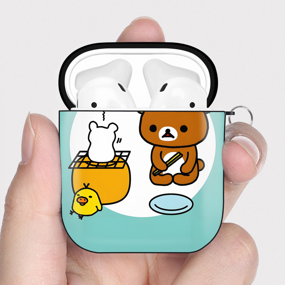（画像用） リラックマ リラックマ キイロイトリ Rilakkuma Korilakkuma Kiiroitori AirPods 第2世代保護ケース ハードシェル ブラック 耐衝撃・防指紋・カラビナ付き