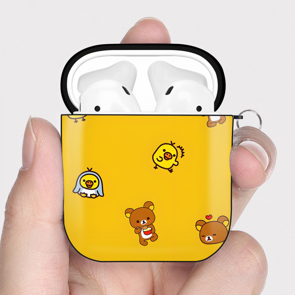 （画像用） リラックマ リラックマ キイロイトリ Rilakkuma Korilakkuma Kiiroitori AirPods 第2世代保護ケース ハードシェル ブラック 耐衝撃・防指紋・カラビナ付き