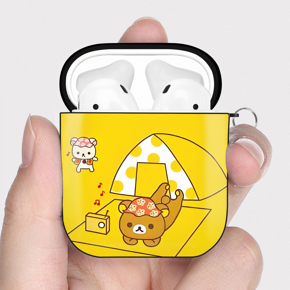 （画像用） リラックマ リラックマ キイロイトリ Rilakkuma Korilakkuma Kiiroitori AirPods 第2世代保護ケース ハードシェル ブラック 耐衝撃・防指紋・カラビナ付き