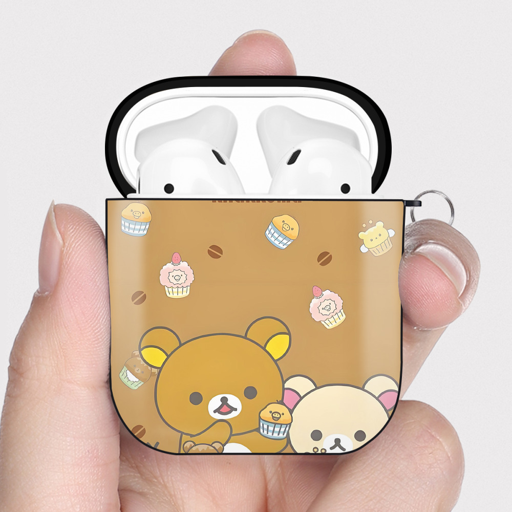 （画像用） リラックマ リラックマ キイロイトリ Rilakkuma Korilakkuma Kiiroitori AirPods 第2世代保護ケース ハードシェル ブラック 耐衝撃・防指紋・カラビナ付き